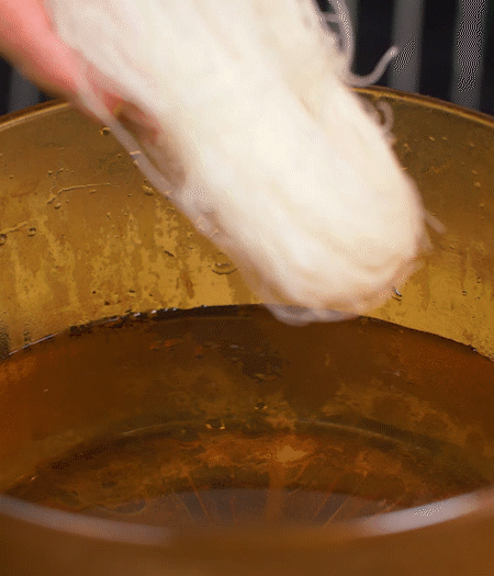 甜玉米煮熟剝粒，拌入適量沙拉醬拌勻。