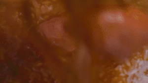 米放電飯鍋，倒入配菜，湯汁一起倒入（湯汁剛好沒過食材即可），電飯鍋開啟煮飯模式，煮好燜20分鐘，撒蔥花。