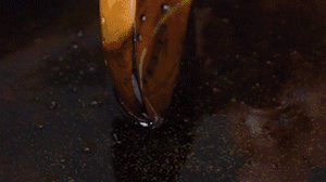 茄子切成長(zhǎng)條，拍上生粉入油鍋炸制。