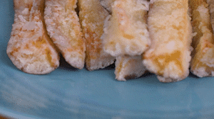 炸制油溫在7成左右，茄子炸至金黃色即可撈出。