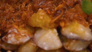 把茄子一條一條的擺好放在盤(pán)子上，上鍋蒸制3到4分鐘，出鍋后撒上蔥花。