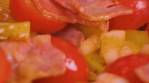 接著放入土豆和洋蔥，翻炒兩分鐘斷生。