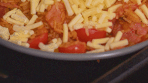 烤箱上下火180度預(yù)熱，將米飯分別盛入容器中。表面均勻的撒上馬蘇里拉芝士碎，放進(jìn)烤箱中層烤20分鐘左右，待芝士融化上色即可。