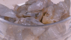 蝦去殼去蝦線，加姜絲、鹽腌制15分鐘，微煎1分鐘備用。