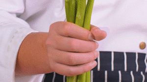 蘆筍刨去老筋，斜切小段。