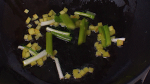鍋中熱油，依次下姜粒、蔥段、蘆筍炒香。
