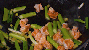 加入煎好的蝦仁，XO醬，以適量鹽、糖進行調(diào)味翻炒。