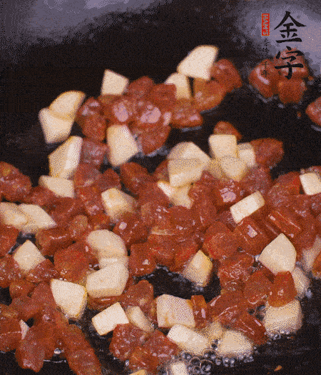 鍋中熱油，下香腸丁、茭白丁大火炒出香味。倒入米飯拍散，炒2～3分鐘。