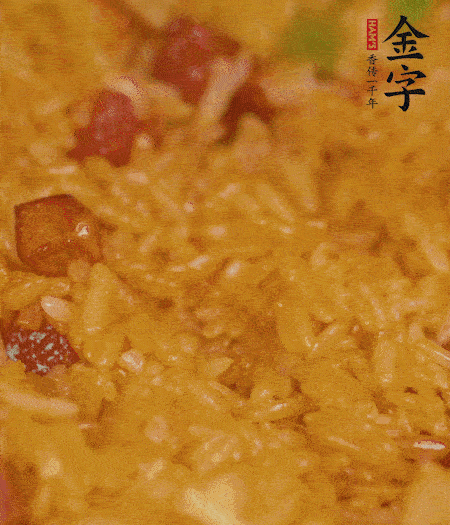 放一撮鹽、生抽少許，倒入炸好的芋頭。最后撒蔥花、蒜末翻炒均勻。