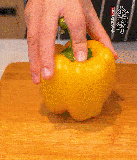 干花菇提前泡發(fā)，胡蘿卜、青椒、黃椒和花菇切丁，小紅椒切圈，小蔥切末。