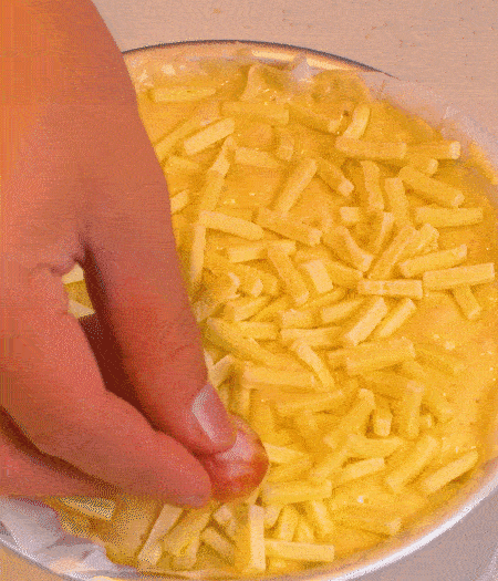 撒上馬蘇里拉芝士，用香腸片裝飾表面，180攝氏度烤箱烤20-25分鐘。