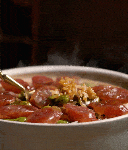 用生抽、白糖、蠔油、芝麻油調(diào)個汁，淋汁、攪拌、開吃。