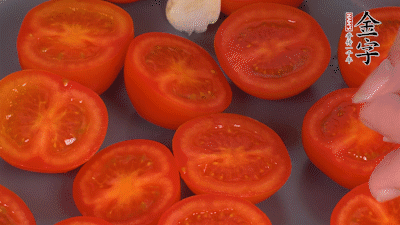 洗凈晾干的小番茄，對(duì)半切開，加切塊的大蒜、迷迭香、黑胡椒、橄欖油190度烤40分鐘、200度烤20分鐘。