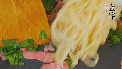 鍋中倒油燒熱，蒜片煸香，淡火腿略翻炒。