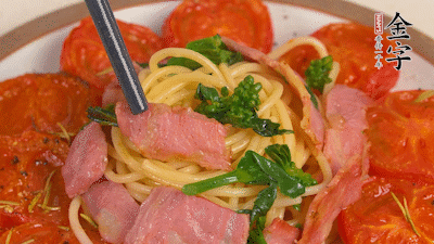 加菜花翻炒1分鐘后加意面，翻炒1分鐘后用少許鹽、黑胡椒調(diào)味即可。