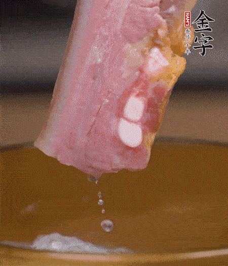 煮過的西蘭花切碎。煮熟的淡咸肉切丁。