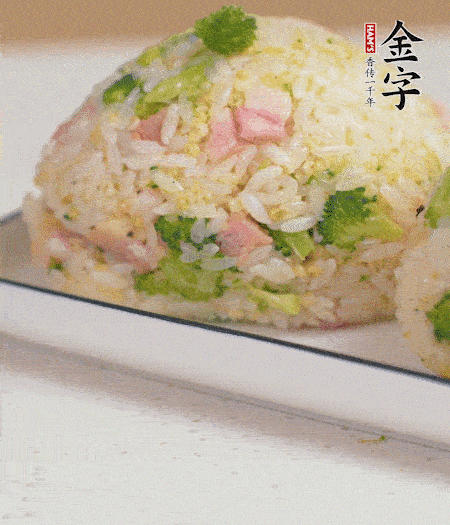 拌好的飯攥成飯團(tuán)。