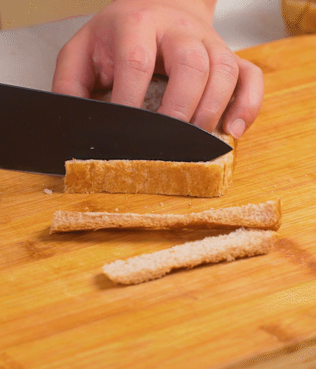取1片黑麥吐司片，去掉邊邊，涂上一層蛋黃醬。