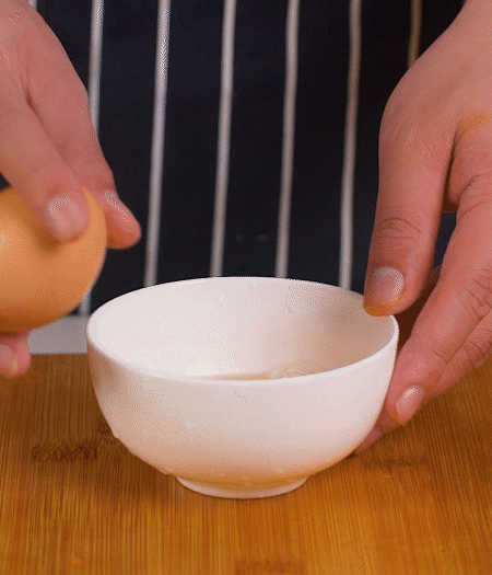 起鍋熱油，蛋液煎成雞蛋碎。金字淡咸肉切成絲。