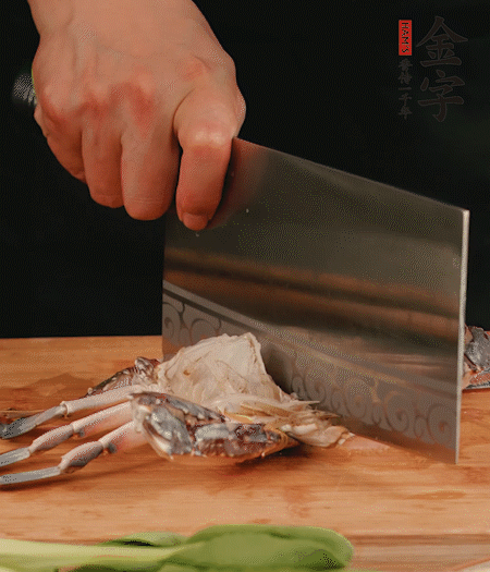 蟹殼拆開，去掉蟹肺、蟹心、蟹腮，切成4小塊。