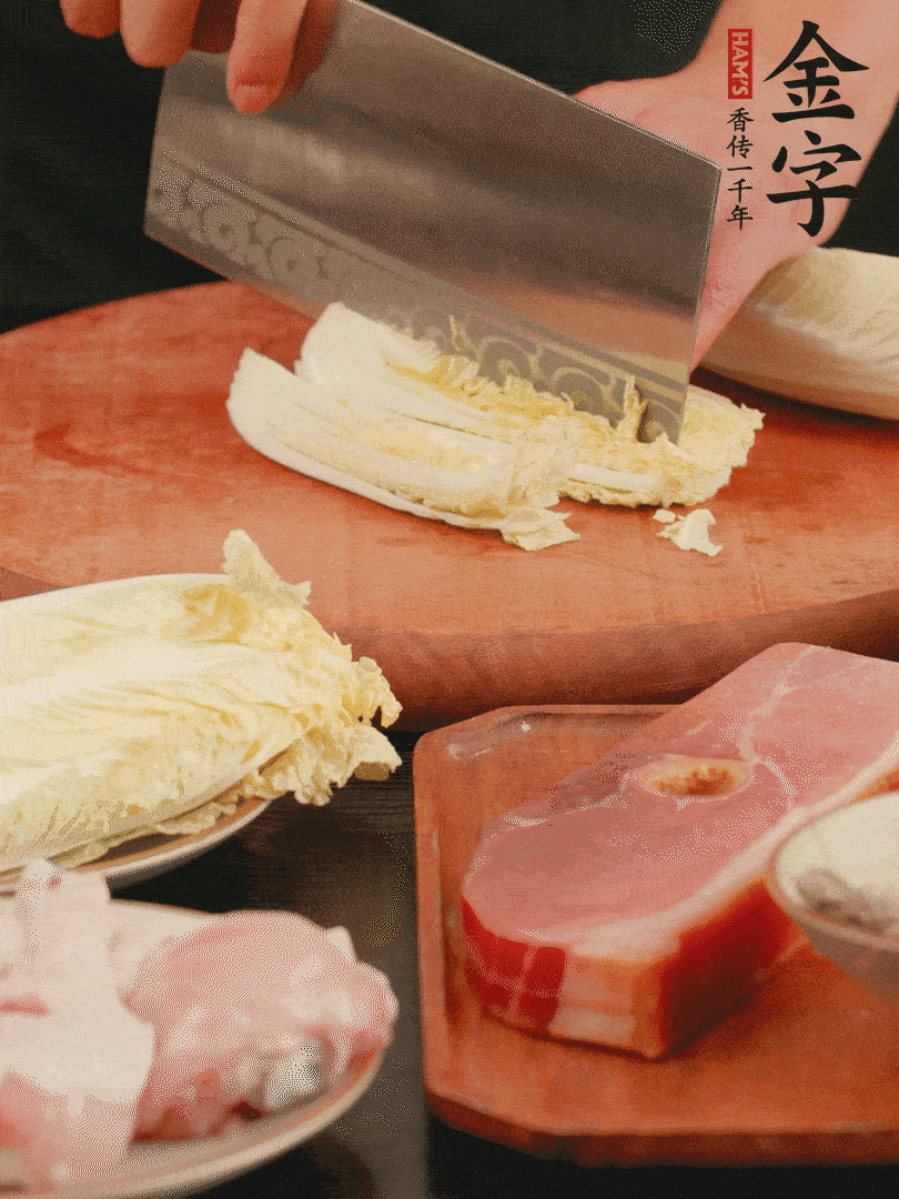 白菜去掉頭尾，對(duì)半豎切，再均勻切4刀。