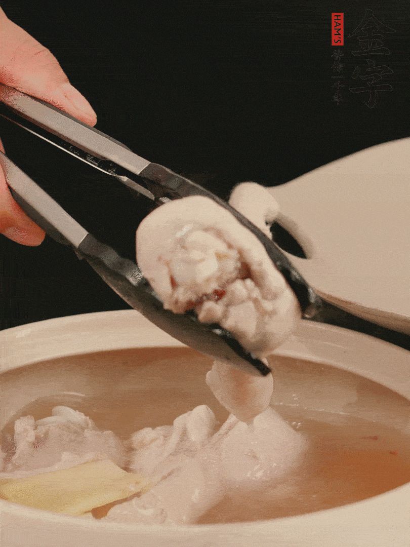 雞腿放入砂鍋，加姜片、料酒、清水，中火燉煮20分鐘撈出。