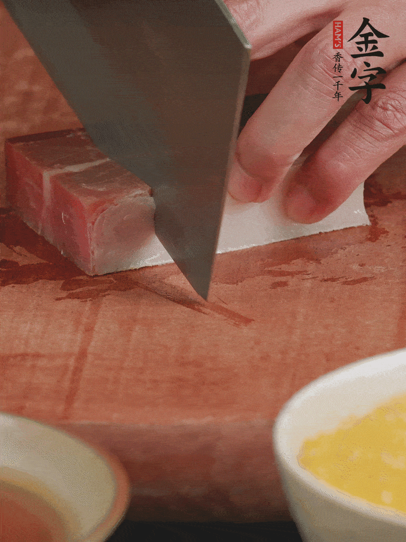 金字火腿去皮，切成大塊。