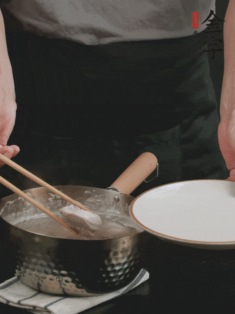 雞塊冷水下鍋，加姜片、料酒焯水，撈出洗凈備用。