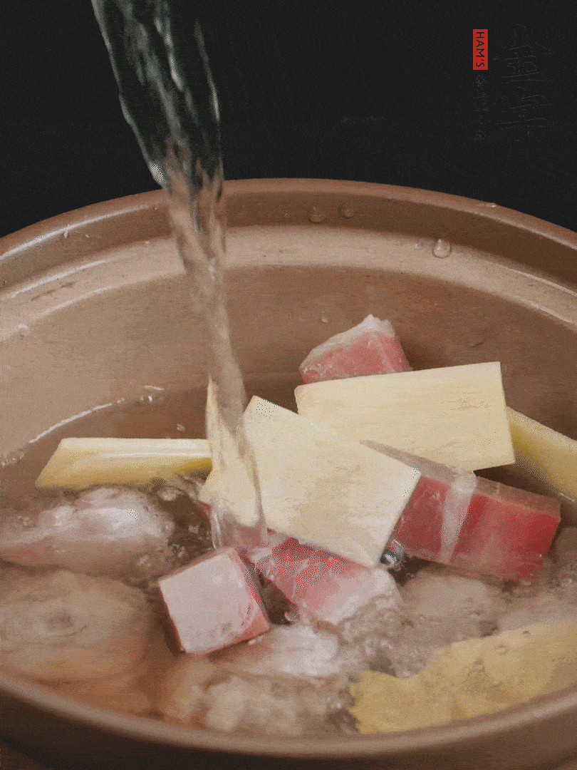 雞塊、火腿、姜片加適量料酒、清水燉80分鐘。