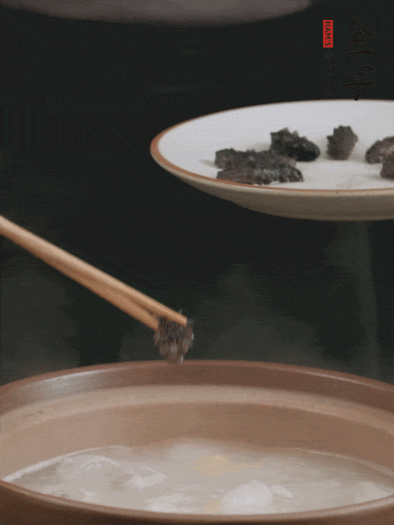 期間雞湯燉到80分鐘時(shí)，加小海參再燉10分鐘。