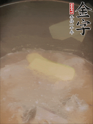 排骨洗凈，加生姜、黃酒焯水，溫水洗凈備用。