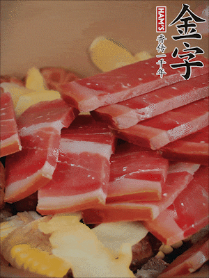 除鮑魚外的所有材料放進鍋里，加清水、姜、黃酒，大火燒開，轉(zhuǎn)小火煲90分鐘。