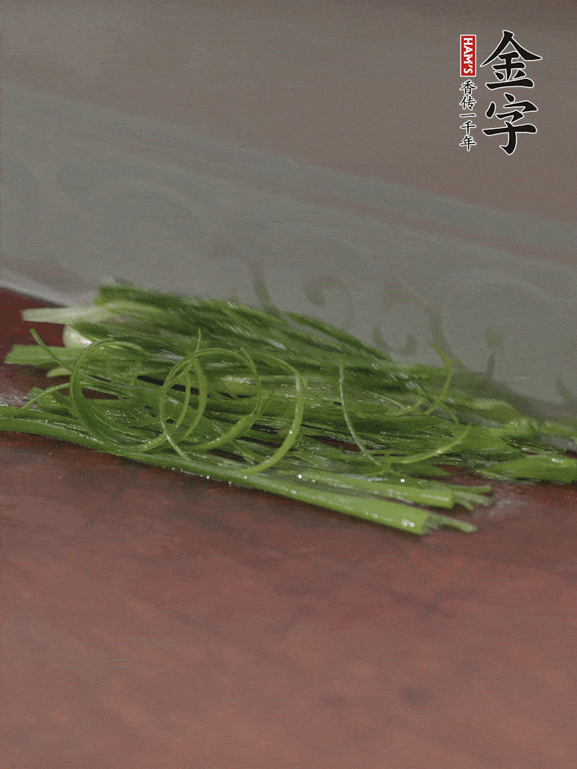 生姜切薄片，紅椒切細(xì)絲，小蔥蔥綠切細(xì)絲，泡入冰水中保持新鮮。