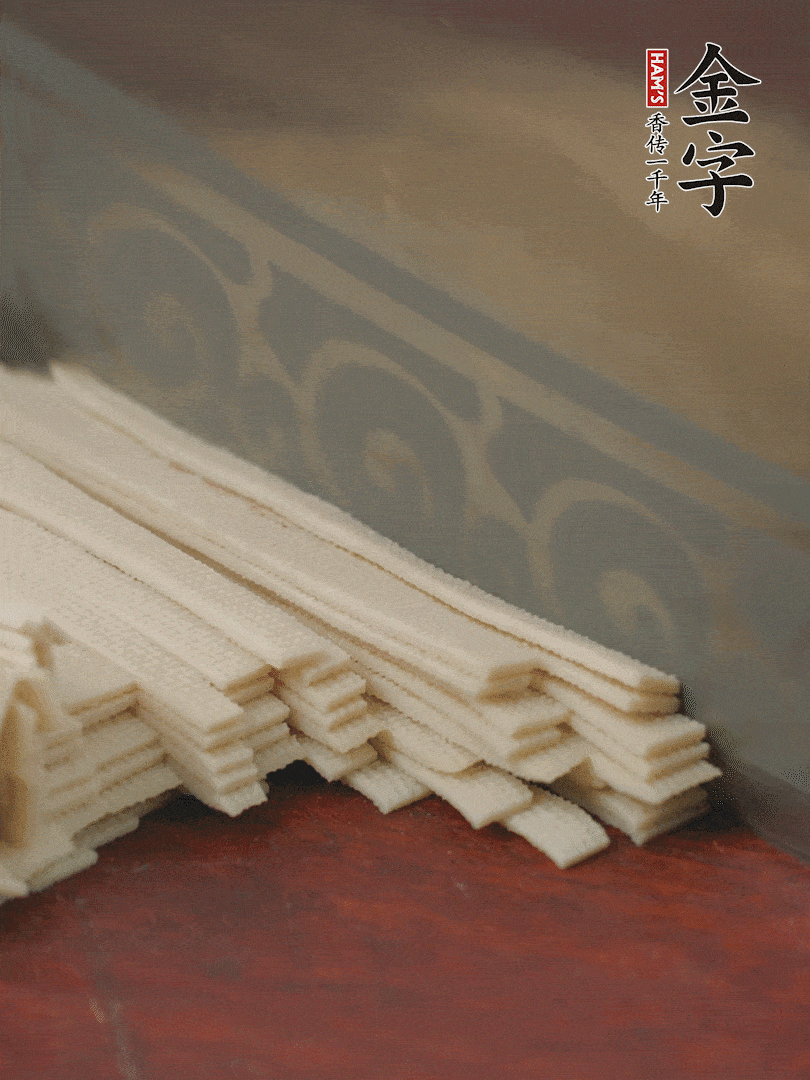 燉火腿期間，千張切細(xì)絲，白蘿卜去皮切細(xì)絲，蒜葉切細(xì)丁。