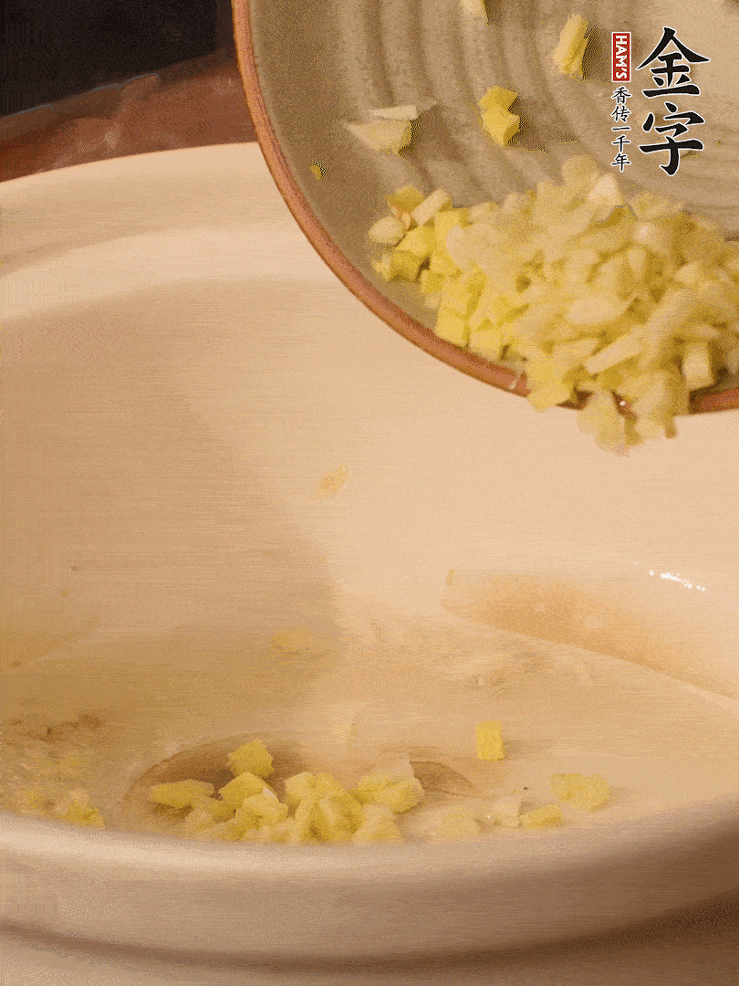 熱油下鍋，姜爆香。下冬瓜略微翻炒。