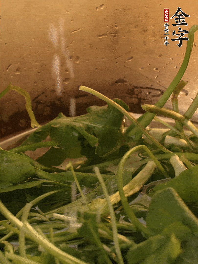 薺菜去掉根部，加小蘇打、鹽熱水沸騰燙軟。