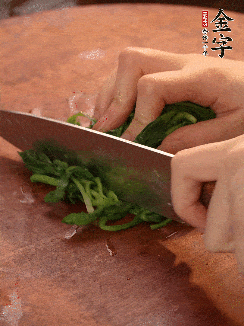 晾涼拽干水份，切碎備用。