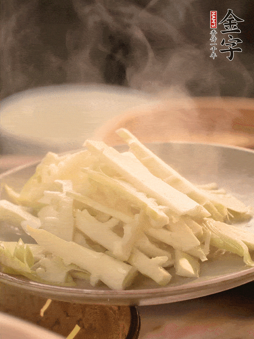 春筍切薄片，焯水去除澀味。