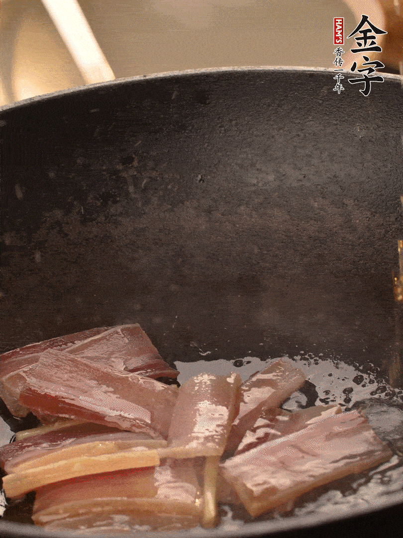 再下春筍繼續(xù)翻炒。