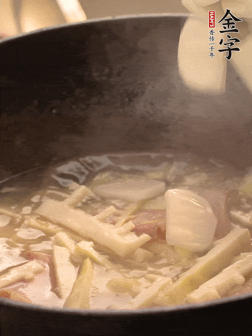 加一點開水后，放年糕燜2分鐘至軟。