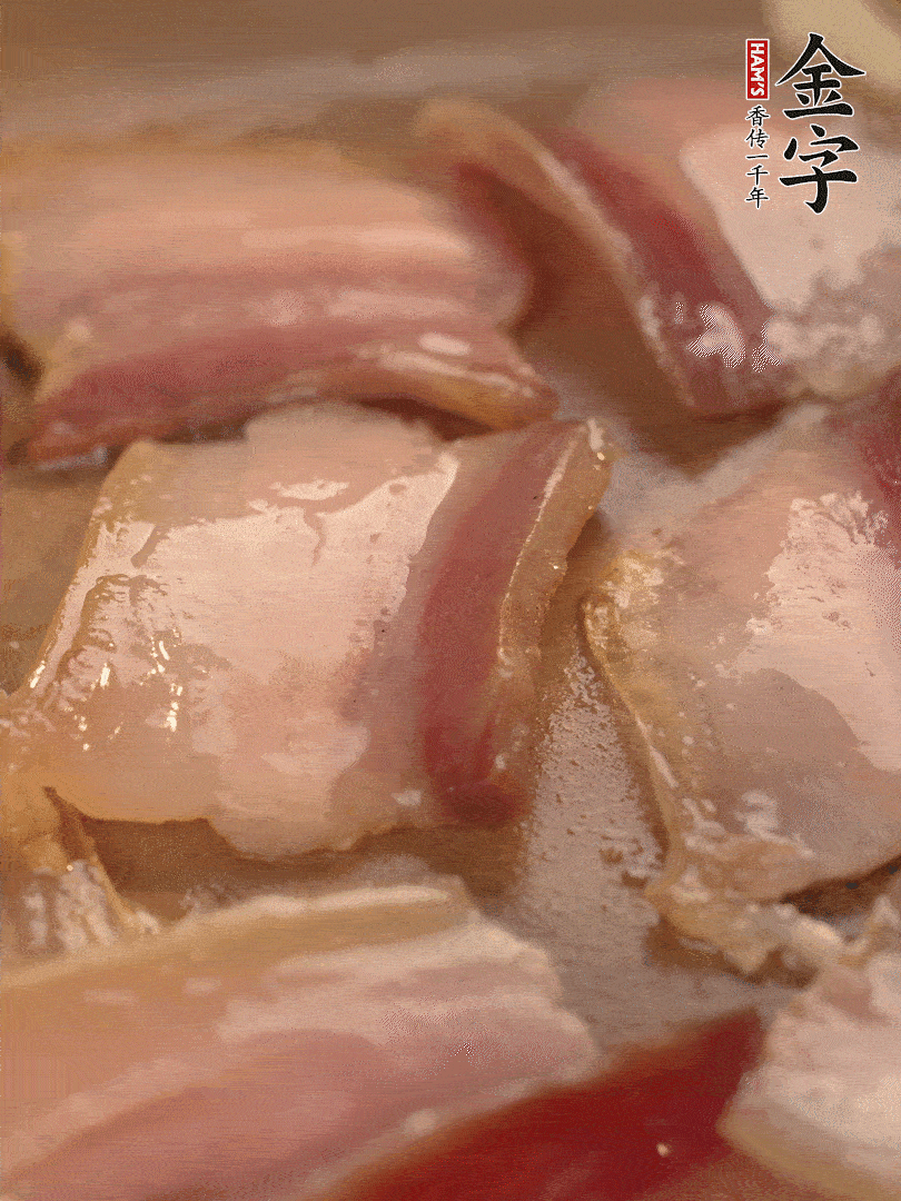 鍋中熱油煸香大蒜、咸肉。