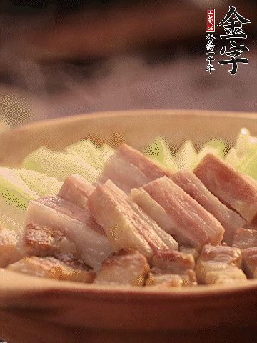 金字淡咸肉切條，焯水備用。