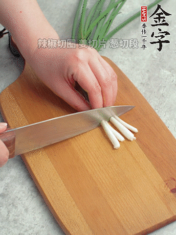 切好的咸肉鋪在碗邊，然后把千張放在中間。