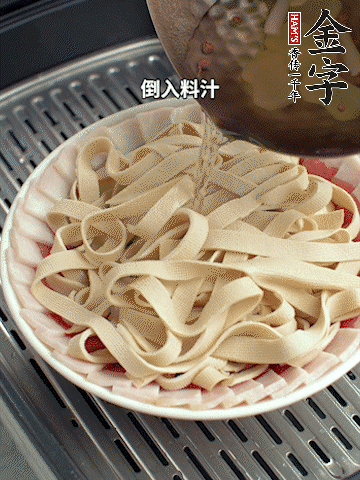 將料汁倒入食材中，改上保鮮膜蒸半小時(shí)。