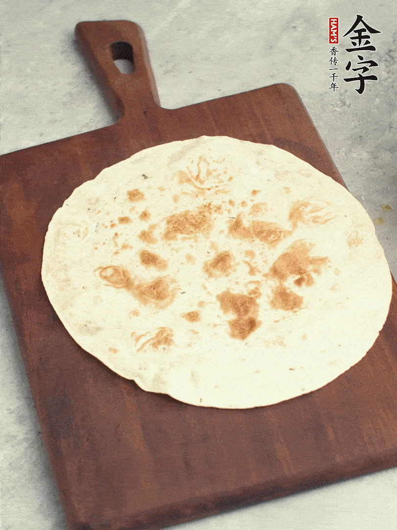 食材依次鋪在卷餅皮上，卷起來。