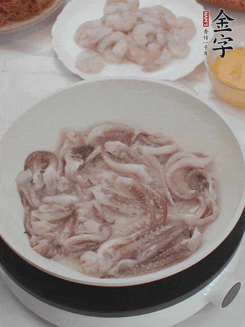 蝦仁、魷魚滑油，蛋液炒制半熟。