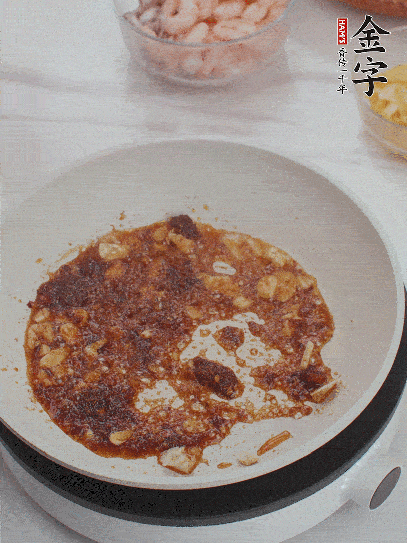 冷鍋熱油，1大勺金字火腿XO醬、蒜末炒香，倒粉絲一起炒。