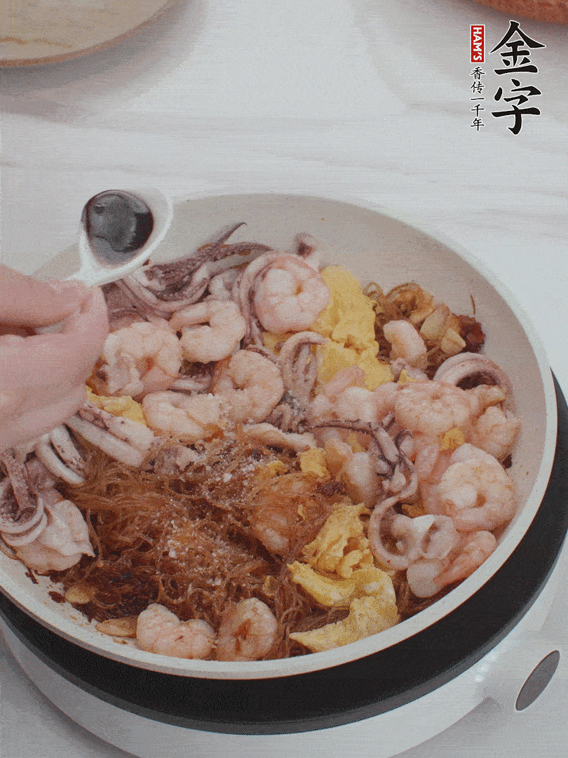 放1/3勺鹽、1/3勺雞精、1/3勺糖、2/3勺生抽調(diào)味。