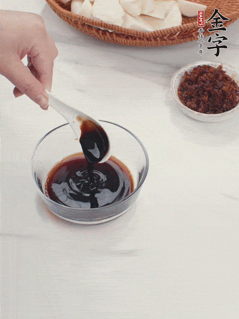 將生抽、老抽、黃酒和白砂糖在小碗里調(diào)成味汁。