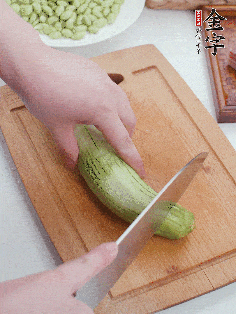 絲瓜去掉外皮，去掉兩端，切成滾刀塊。